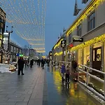 With Aurora Spot And Free Parking דירה
